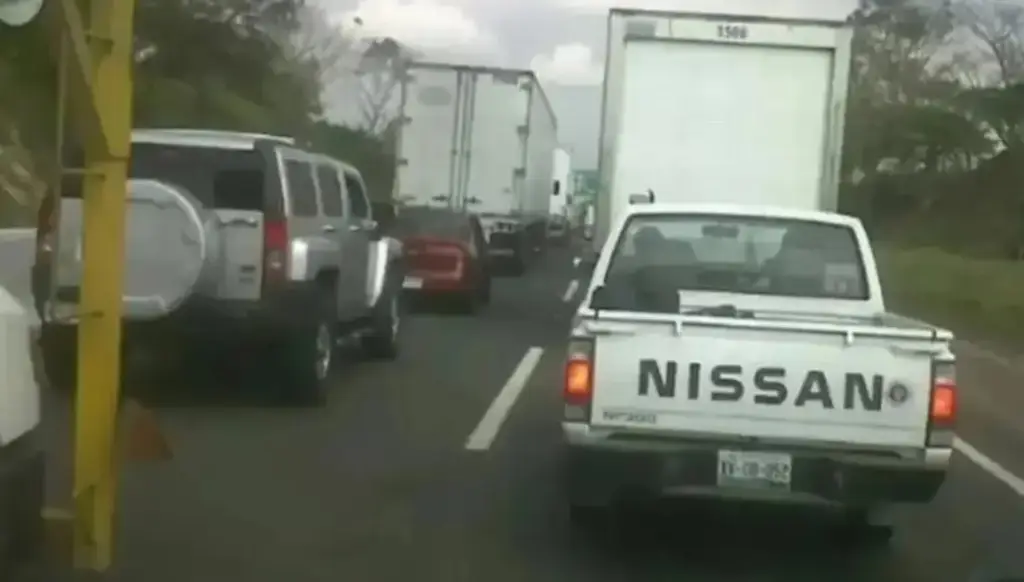 Imagen Hay cierre parcial de circulación en autopista de Veracruz; esta es la razón 