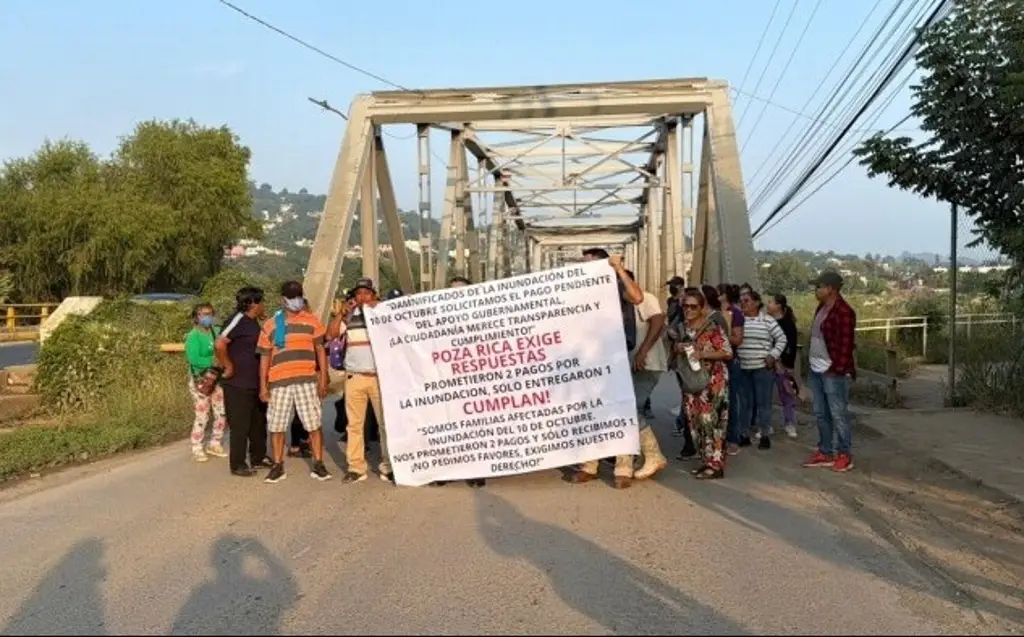 Imagen Vecinos bloquean puente principal de Poza Rica, Veracruz; esto exigen 