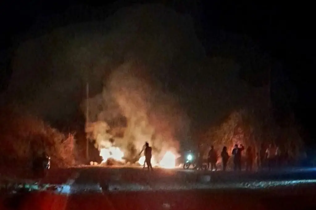 Imagen Bloqueo y quema de llantas en Cuichapa tras cateo y detenciones