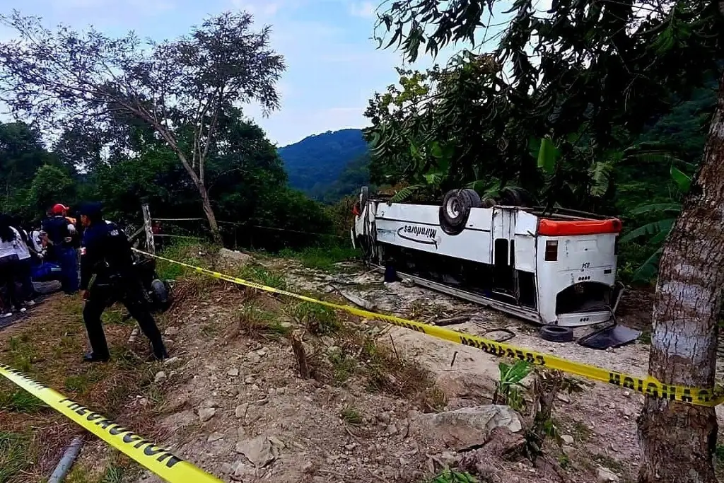 Imagen Sube a 3 cifra de fallecidos por volcadura de camión con estudiantes en Emiliano Zapata