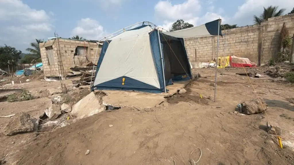 Imagen Pierden vivienda por inundación; ahora habitan en casa de acampar al norte de Veracruz 