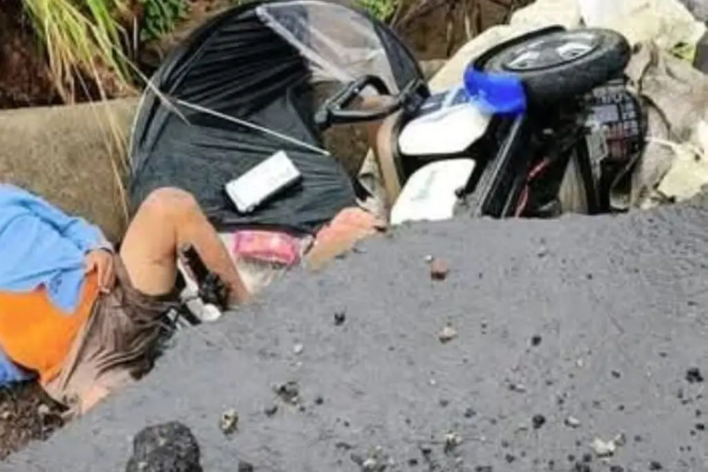 Imagen Socavón se traga a hombre que viajaba en triciclo eléctrico; esto se sabe