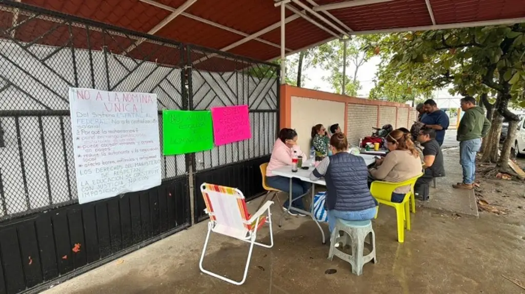 Imagen Docentes en Poza Rica se suman a protesta contra la centralización salarial