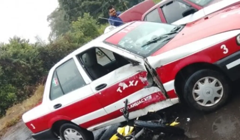 Imagen Aparatoso accidente entre moto y taxi en carretera de Veracruz; hay un lesionado 