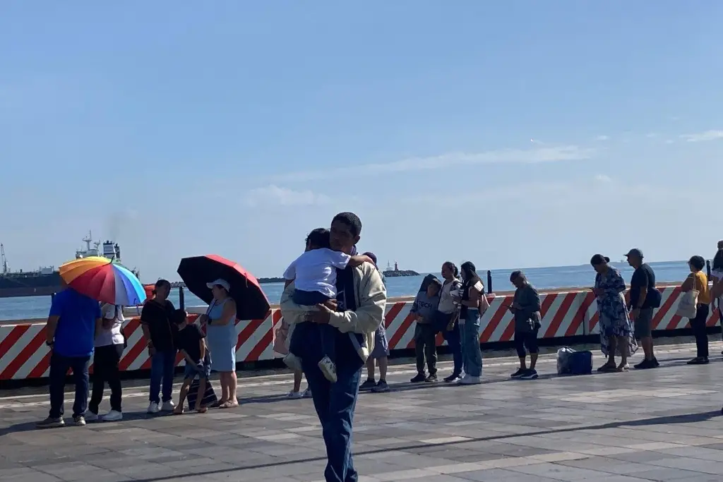 Imagen Turistas se van decepcionados al no poder entrar al Buque Cuauhtémoc
