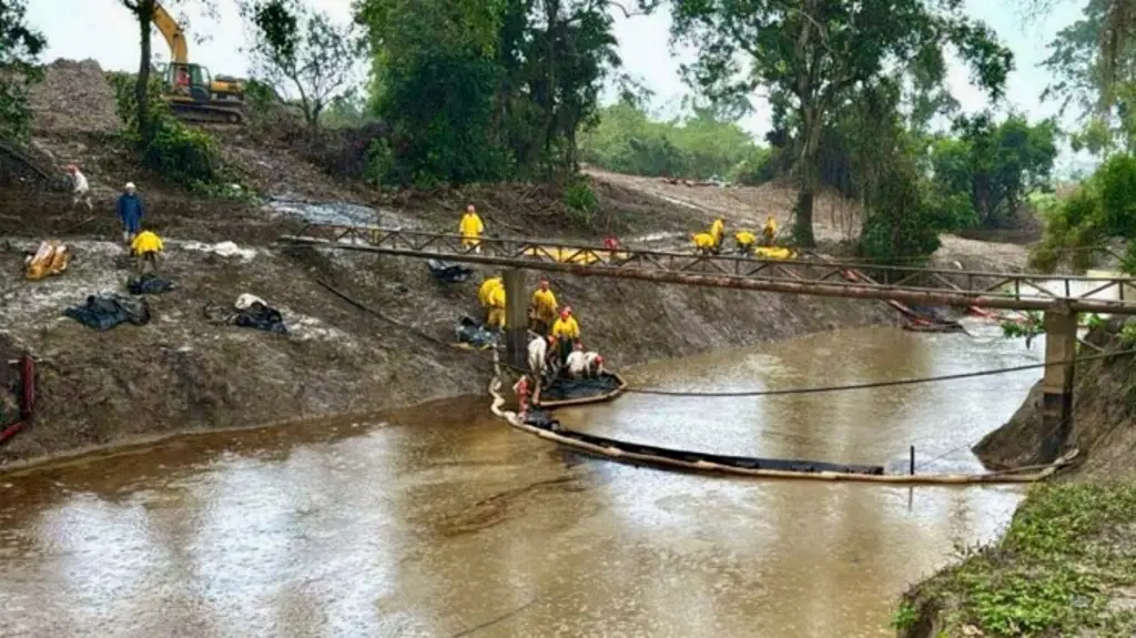 Imagen Inicia remediación de río Cazones por reciente derrame de hidrocarburo