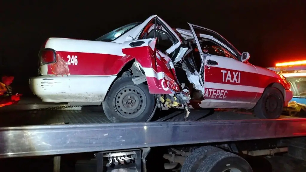Imagen Taxi vuelca y termina destruido en autopista al centro del estado de Veracruz