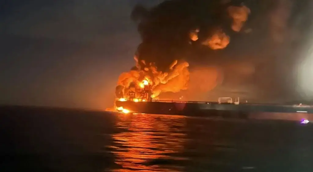 Imagen Rusia vincula ataque masivo contra sus cargueros a escándalo de corrupción en Ucrania