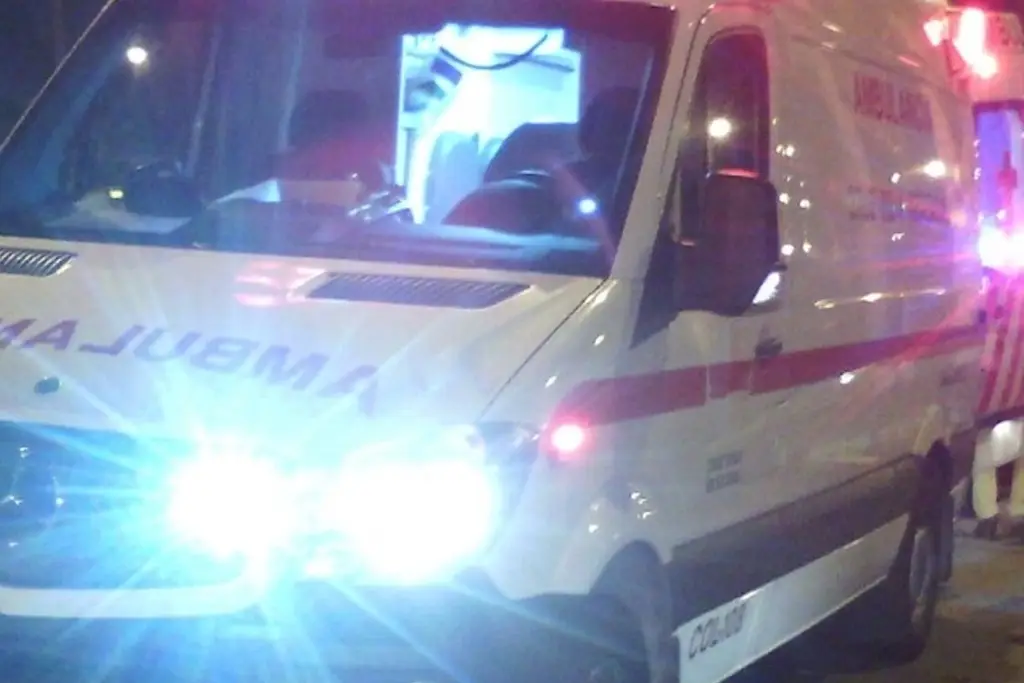 Aparatoso accidente entre moto y taxi en avenida de Veracruz; hay un lesionado 