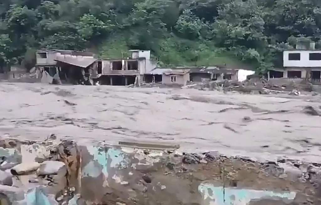 Imagen Declaran pérdida total en 16 escuelas tras inundaciones y derrumbes en Hidalgo