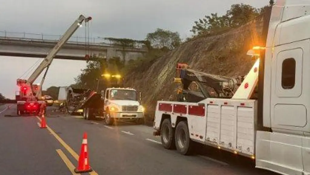 Imagen Tome precauciones, hay cierre parcial de circulación en carretera de Veracruz 