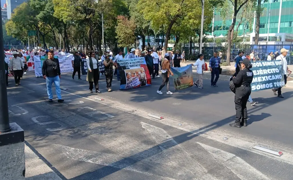 Imagen Militares en retiro y familiares de soldados asesinados y desaparecidos marcharon en CDMX