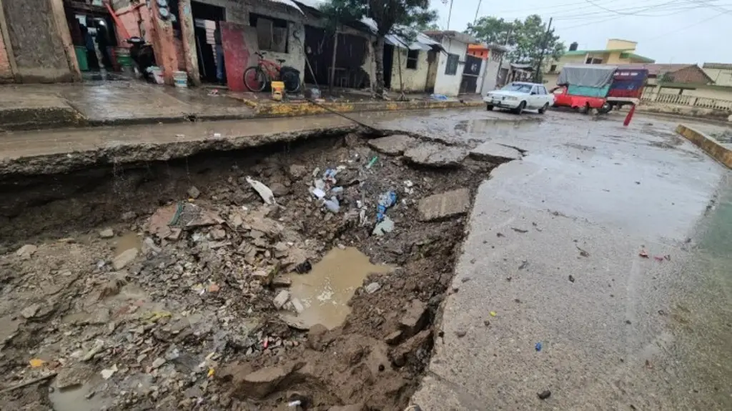 Va para 2 meses socavón en colonia de Poza Rica, Veracruz desde la inundación