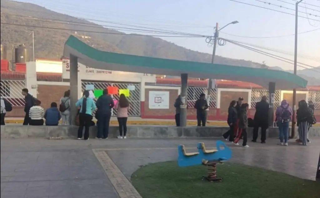 Imagen Padres de familia toman escuela primaria de Maltrata, Veracruz; esto exigen 