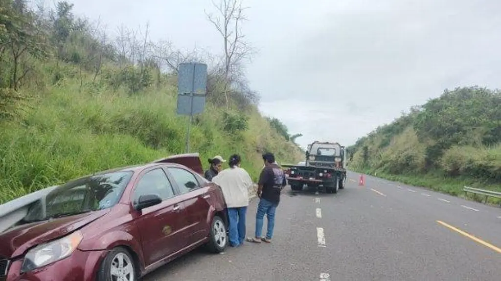 Imagen Hay cierre parcial de circulación en carretera de Veracruz; conoce a qué altura 
