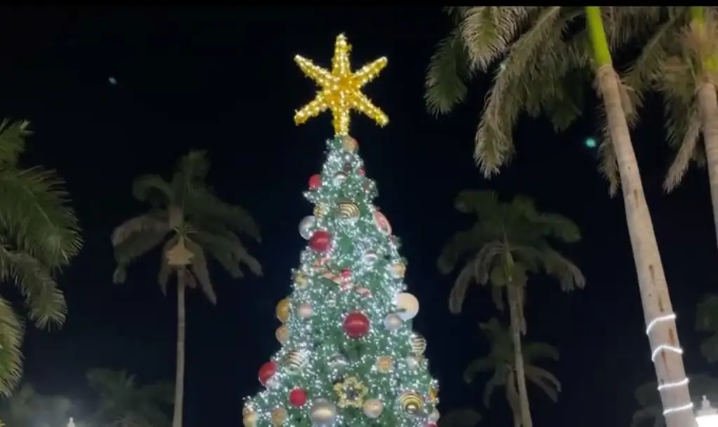 Imagen Encienden Árbol de Navidad en Alvarado, Veracruz; hasta Santa Claus estuvo presente