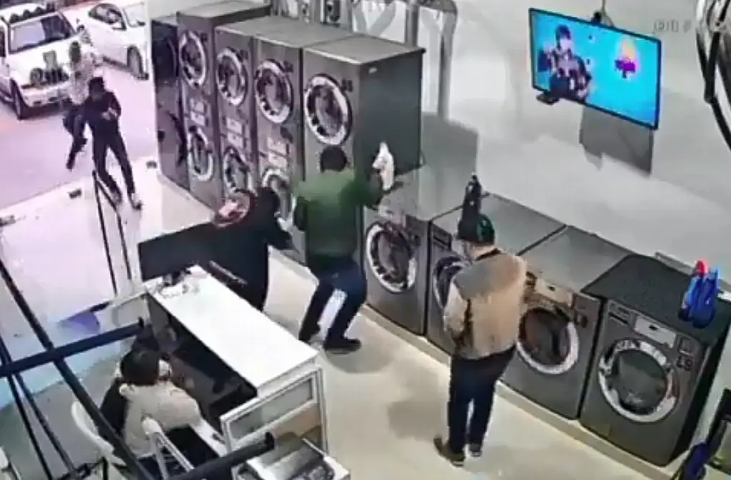 Imagen Asesinan a dos sujetos en plaza comercial del Edomex