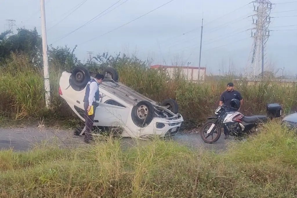Imagen Auto vuelca en la zona del Nuevo Veracruz 