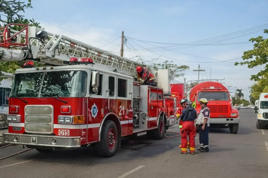 Imagen Reportan a XEU incendio en colonia de Veracruz; se dirigen Bomberos 