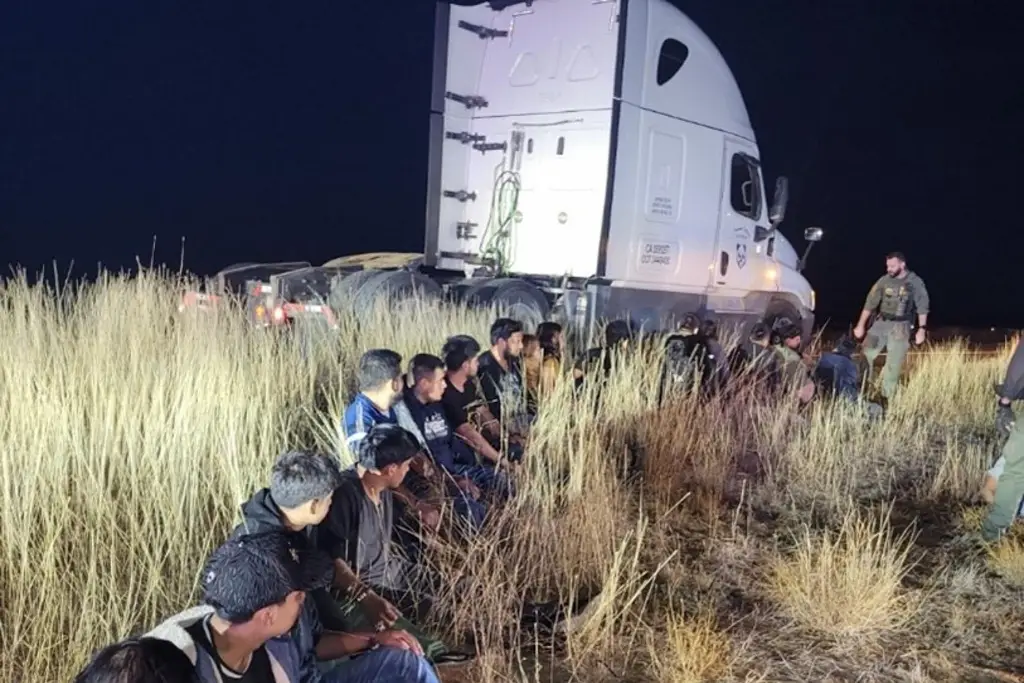 Imagen Hallan a 23 migrantes escondidos en la cabina de descanso de un camión en Texas