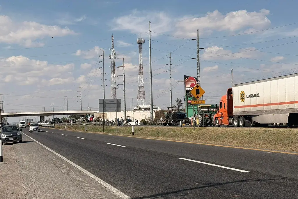 Imagen Así protestan campesinos de manera pacífica en carreteras por la Ley de Aguas