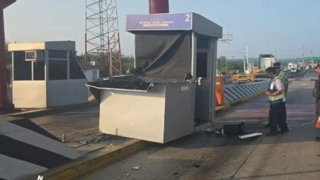 Imagen Se registra accidente en carretera de Veracruz a la altura de una caseta; hay cierre parcial