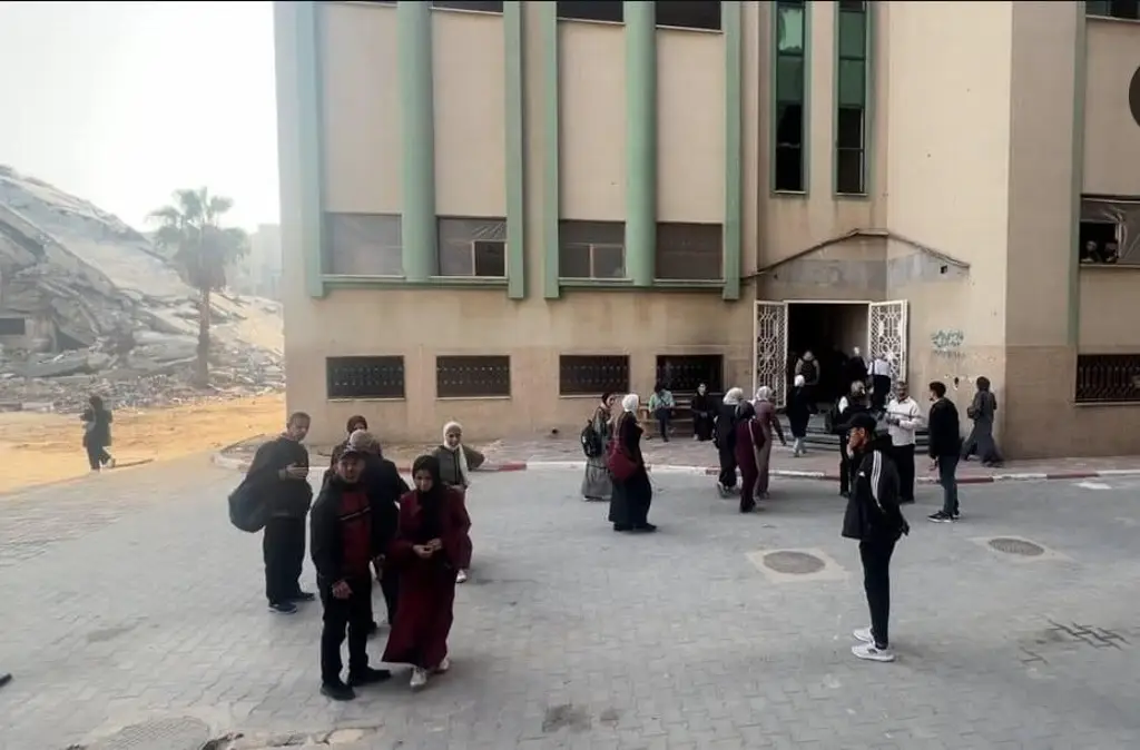 Imagen Entre escombros y bombardeos, reanudan clases en Universidad de Gaza