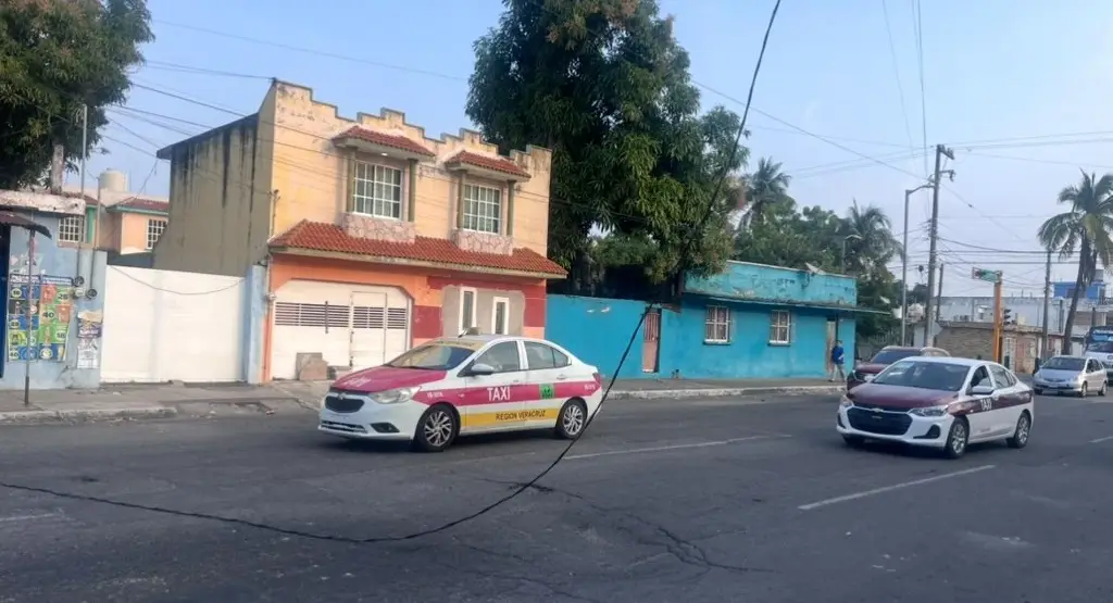 Imagen ¡Cuidado! Reportan cable de energía eléctrica colgando en calle del Centro de Veracruz 