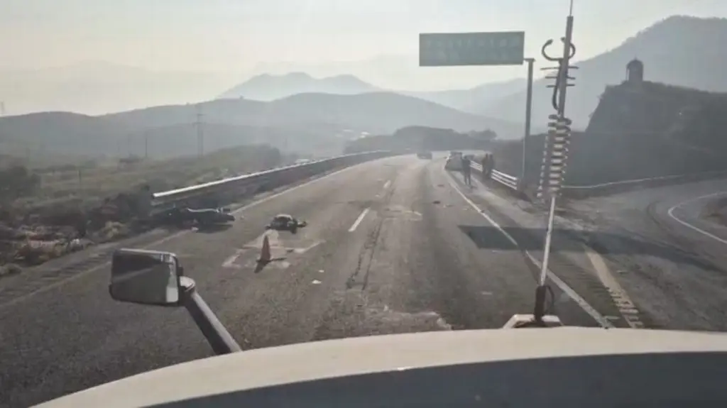 Imagen Motociclista grave tras derrapar en la autopista Puebla–Orizaba