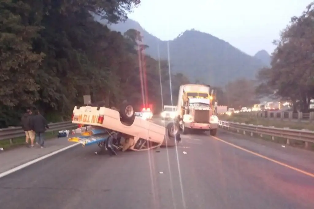 Imagen Se registra aparatosa volcadura en autopista de Veracruz 
