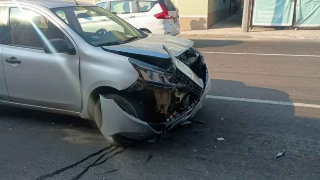 Imagen Aparatoso choque entre 2 carros en avenida de Orizaba, Veracruz 