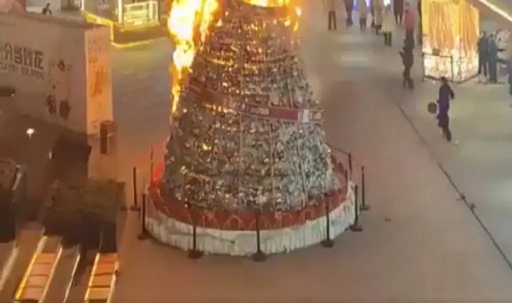 Árbol de Navidad inmenso se incendia en plaza comercial (+Video)