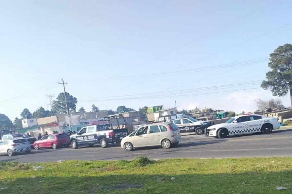 Imagen Presentan ante fiscalía a presuntos asaltantes de cuentahabiente en banco de Xalapa 