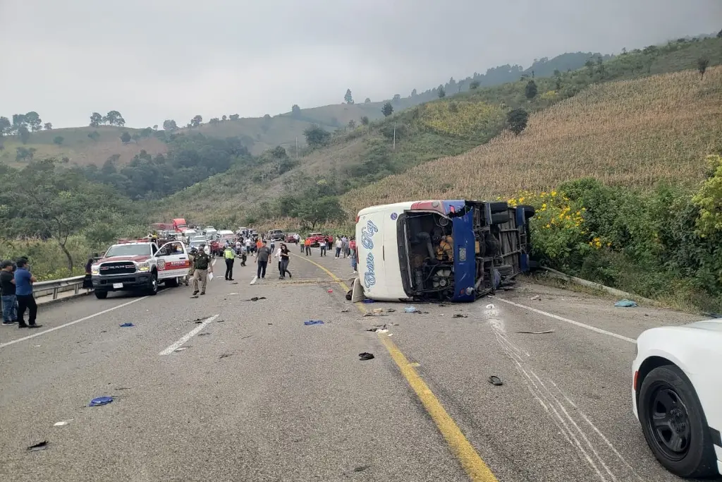 Deja dos muertos y 22 lesionados accidente de autobús con jornaleros en Chiapas