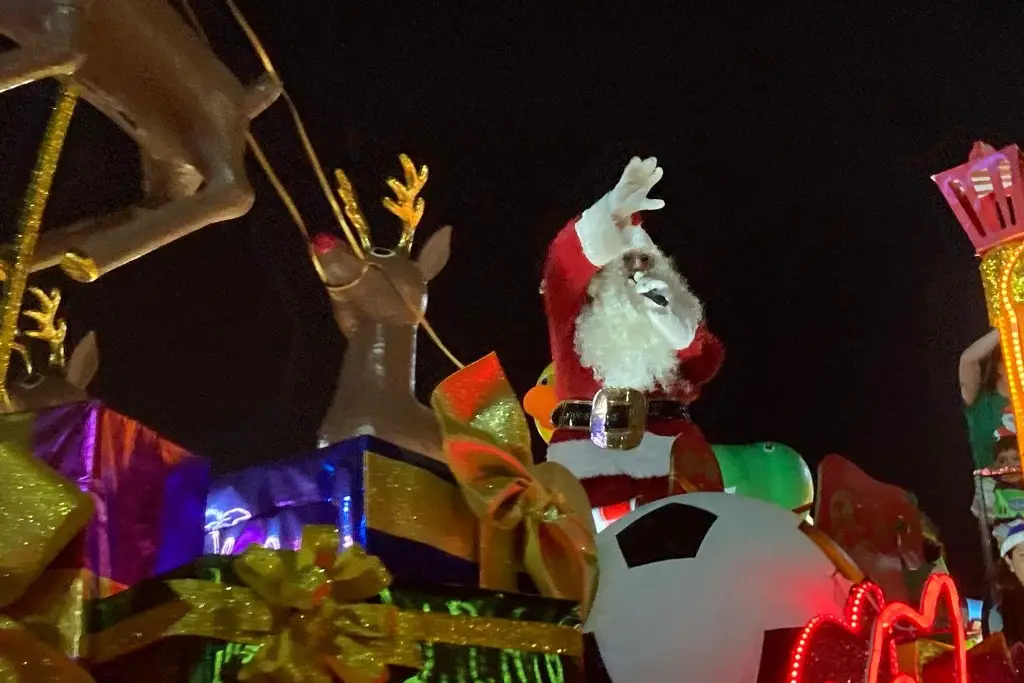 Con Santa Claus y La Rama, jarochos disfrutaron desfile navideño en Veracruz