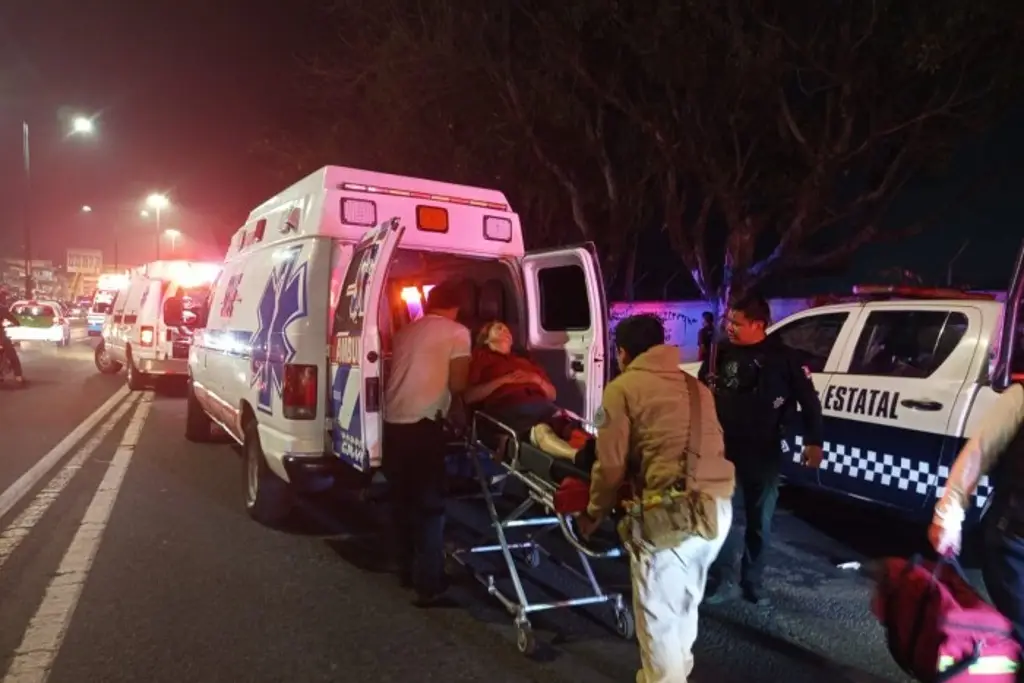 Imagen Auto se impacta contra camioneta de peregrinos en Xalapa, Veracruz; hay 6 lesionados