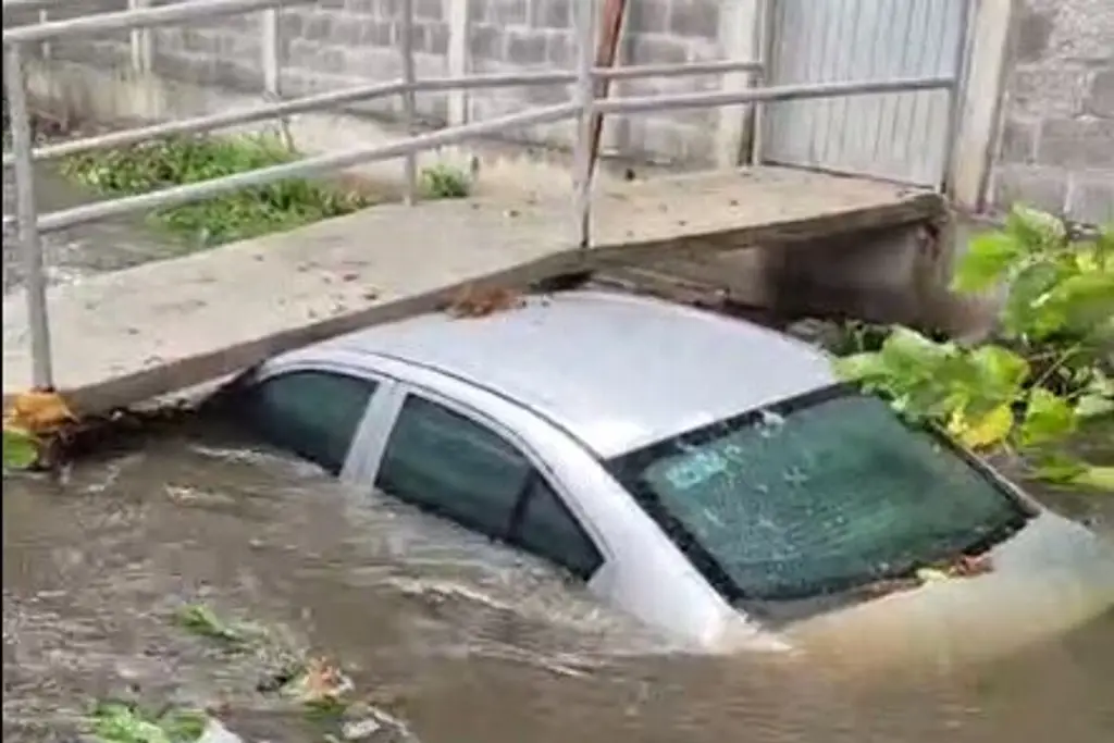 Imagen Por inundaciones, auto cae a canal de aguas negras en colonia de Boca del Río