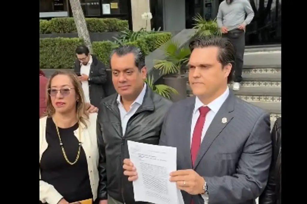 Imagen Morena acude a FGR y presenta denuncia contra Cabeza de Vaca por presunto 'huachicol'