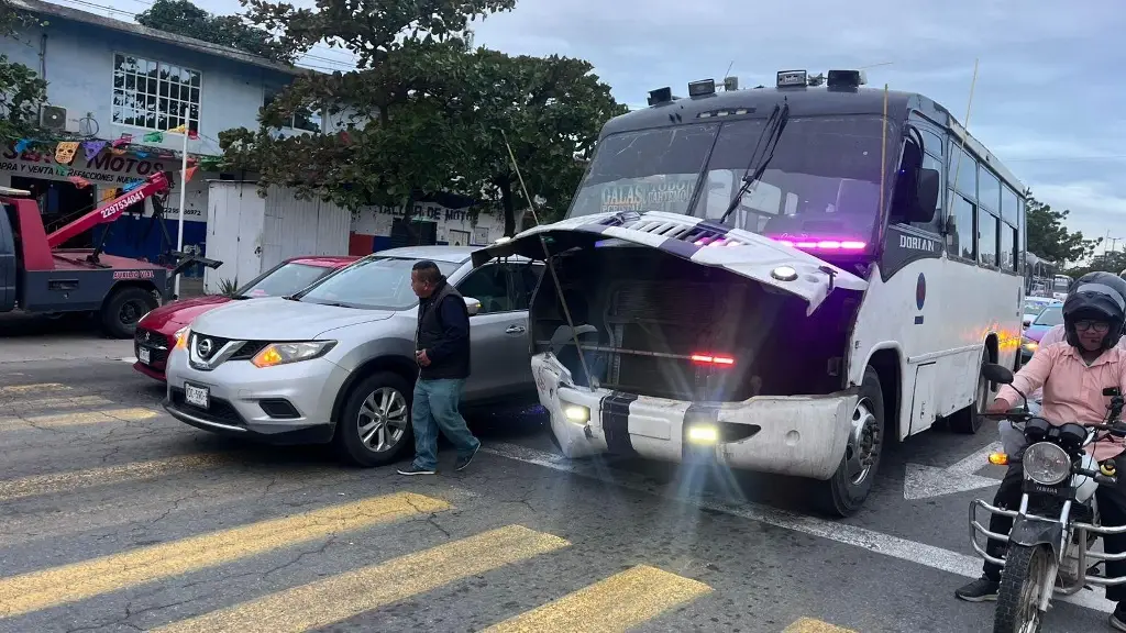 Imagen Choca camión en Veracruz; hay caos vial 