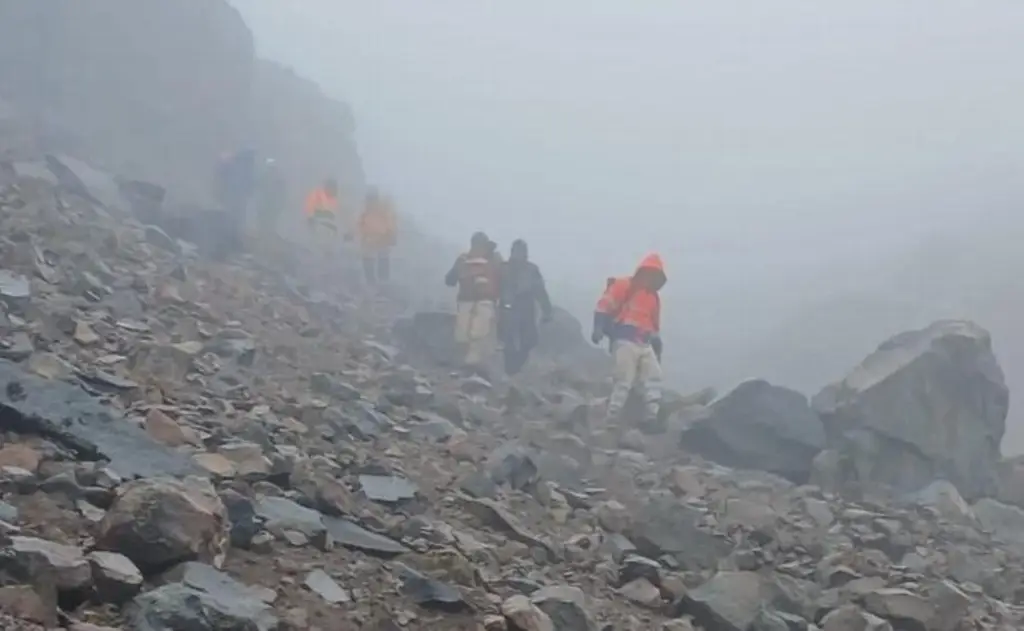 Imagen Localizan con vida a 11 montañistas extraviados en el Pico de Orizaba