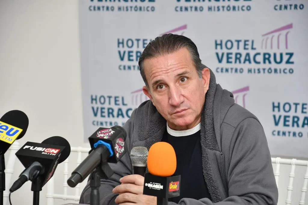 Imagen Plutarco Haza invita a la audiencia de XEU al teatro, este domingo 