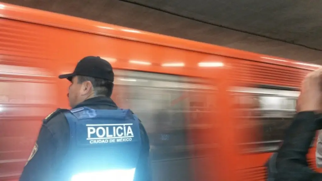Caen usuarios de escalera eléctrica en una estación del Metro de CDMX (+Video)