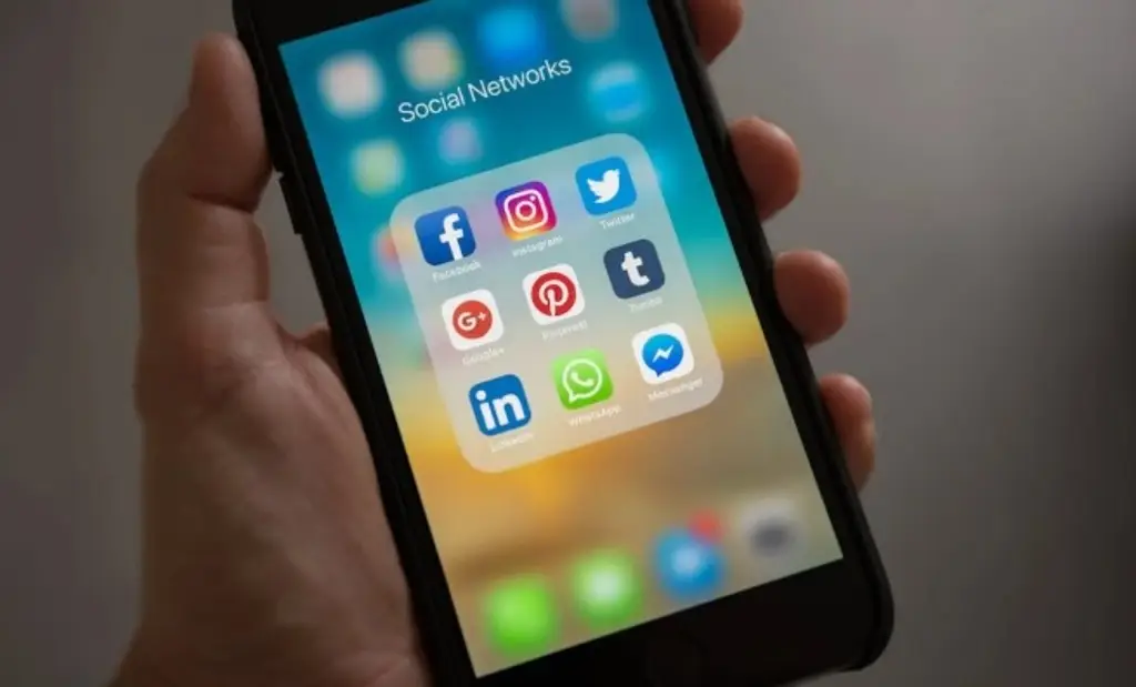 Imagen Australia prohíbe usar redes sociales a menores de edad 