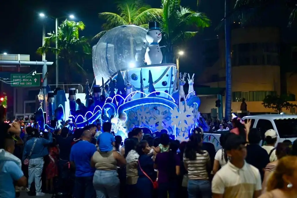 Imagen Asistieron alrededor de 40 mil personas al desfile navideño, afirma alcaldesa