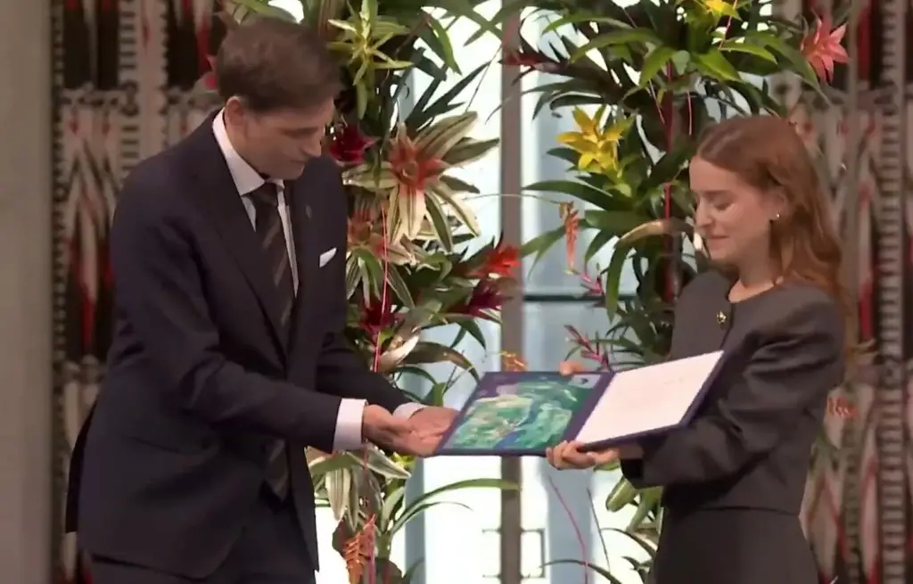 Imagen Ana Corina Sosa, hija de Maria Corina Machado, recibe el Premio Nobel de la Paz en nombre de su madre