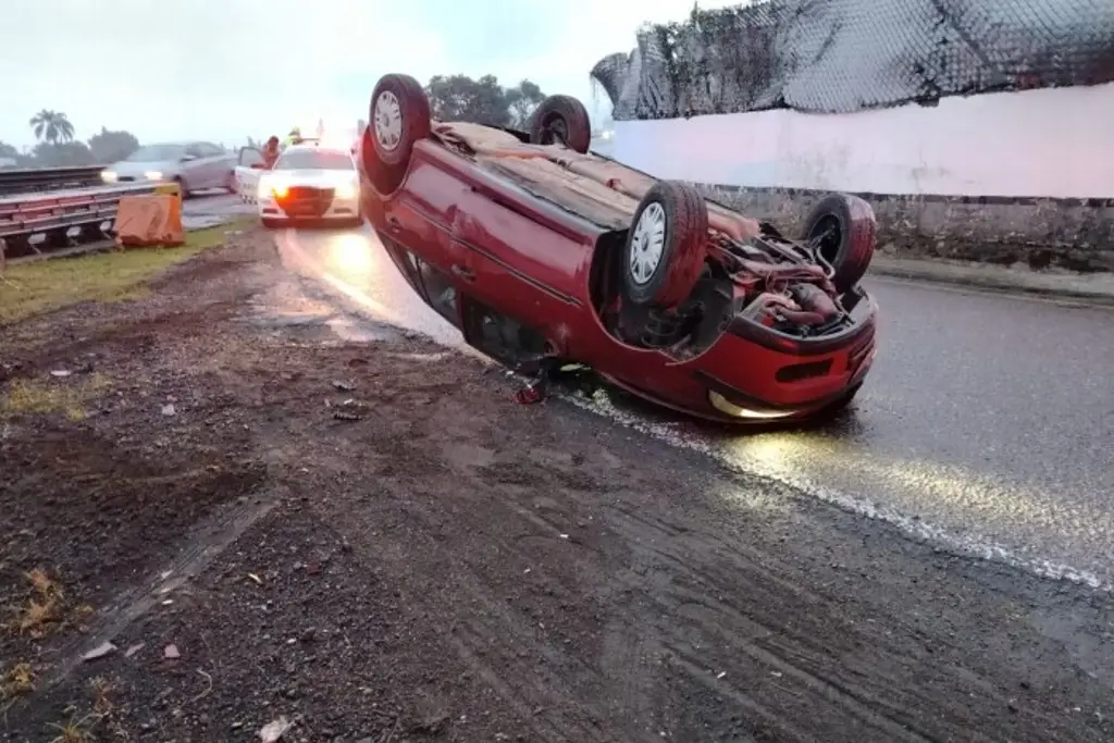 Imagen Vuelca auto particular en la autopista Orizaba-Puebla