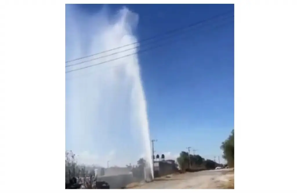 Imagen Desalojan viviendas tras fuga de combustible en Hidalgo; chorro supera los 20 metros de altura