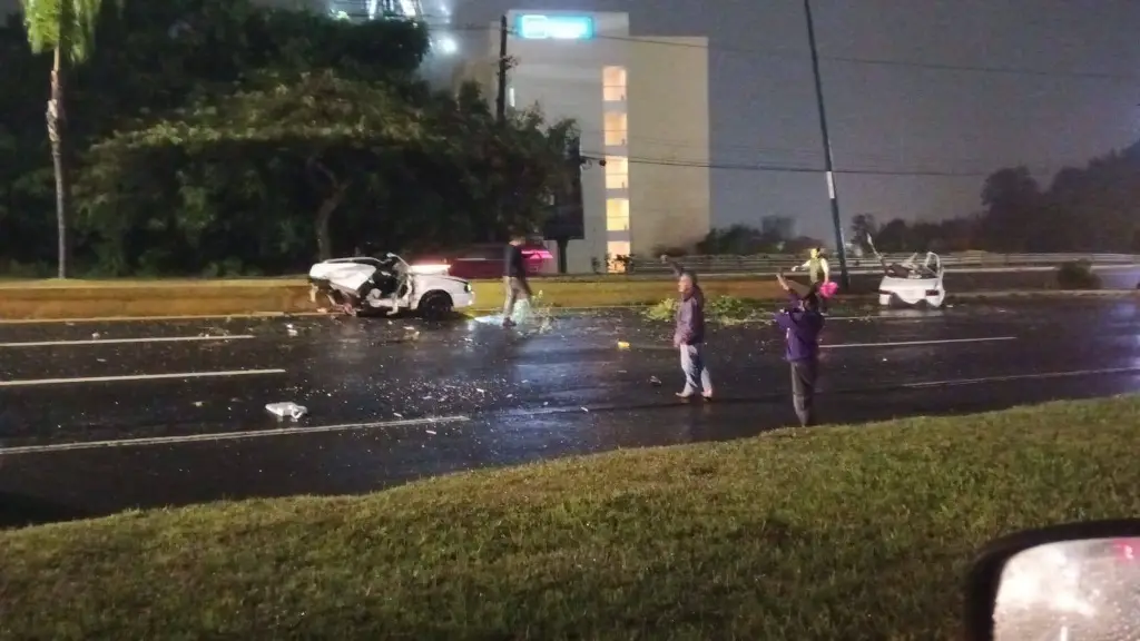 Auto se parte en dos tras fuerte accidente en Xalapa