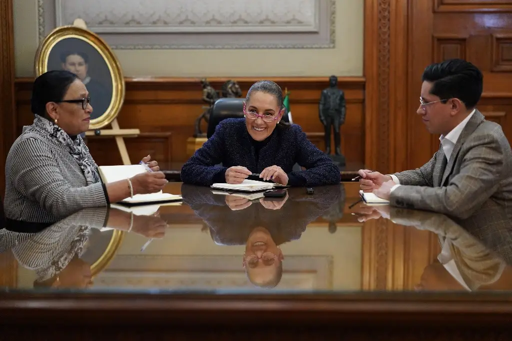 Imagen Sheinbaum habla por teléfono con el Papa León XIV y lo invita a México