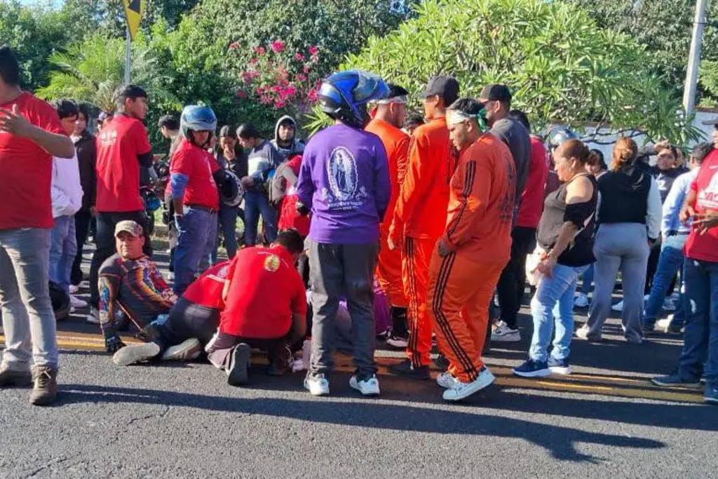 Imagen Derrapan motociclistas que acompañaban peregrinación en Plan del Río, Veracruz